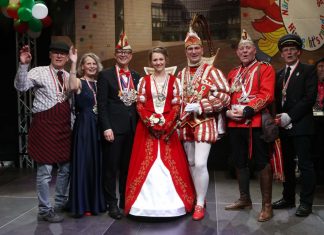 Tüp Tüp Helau! Landtagsabgeordneter Martin Sträßer (links) verleiht dem Velberter Prinzenpaar Prinz Markus I. und Prinzessin Saskia I den Karnevalsorden des Landtags Nordrhein-Westfalen Foto: Landtag NRW/ Bernd Schälte